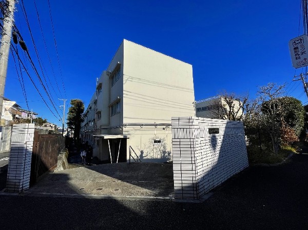 周辺環境:松本中学校(三ツ沢下町駅徒歩10分に位置する中学校。松中（まっちゅう）と略称される。)