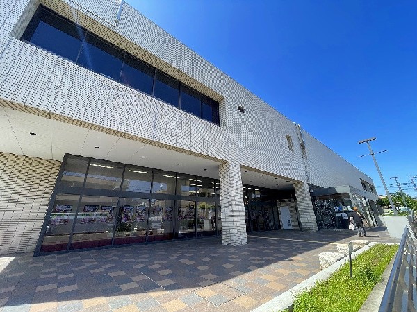 周辺環境:川崎市立幸図書館(お子様は本が大好き。近くに図書館があればたくさんの本が読めますし、受験勉強などにも最適な空間です)