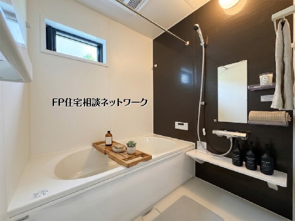 【浴室】  落ち着いたアクセントパネルが高級感を演出する、ホテルライクなバスルーム。ゆったりとした浴槽で、一日の疲れを癒やす至福のひとときを過ごせます。