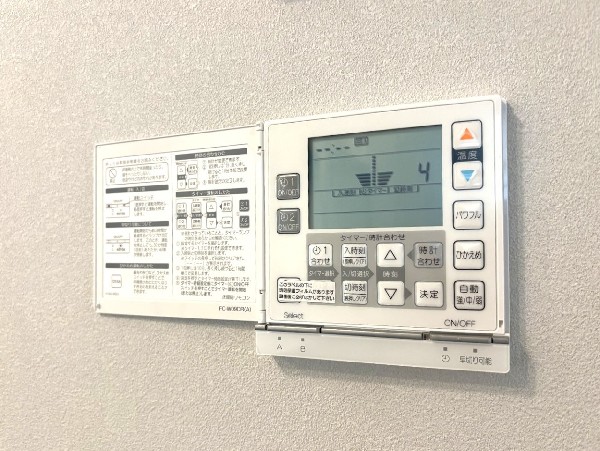 家族が集まる場所には、足元からあったか床暖房付です。ホコリが舞い上がりにくく、静かで空気もクリーン、さらに乾燥しにくいため、お肌やのどにもやさしいため、快適な居住空間です。