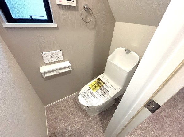 洗浄機能付き便座を標準装備。冬の寒い時期には暖房機能も活躍。快適にご利用いただけます。