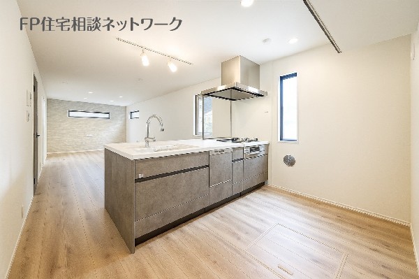 スライド収納付きのシステムキッチン。パスタ鍋や圧力鍋、フライパンなどもおしまい頂け、出し入れもスムーズ。