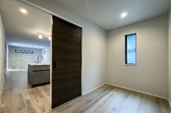 キッチン横にはパントリースペースを完備。食べ盛りのお子様がいるご家庭や平日共働きで忙しくなかなか何度も買い物に行けないママにとって非常に便利な収納スペースです。