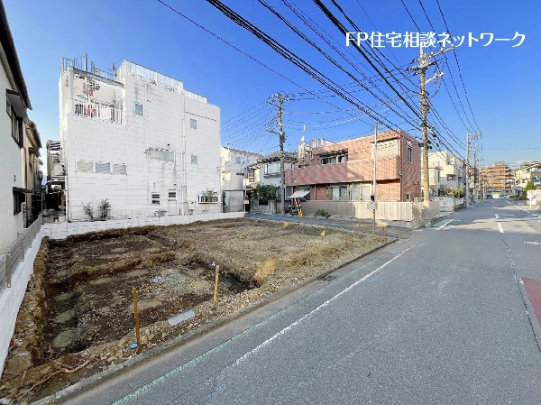 外観:前面道路はゆとりの7.5ｍの2車線道路、運転が苦手な方でも安心のゆとりの広さです。