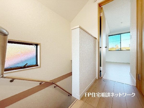 廊下には太陽の光がたっぷりと降り注ぎ、明るく洗練された雰囲気を醸し出しています。自然光が空間に温かみを与え、どこか落ち着きがあります。