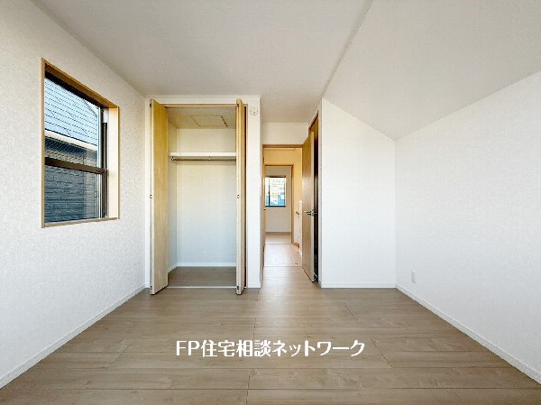 全居室には大型の収納クローゼットを完備。普段使いのお洋服や小物はもちろん、季節物のお洋服などもしっかりと整理整頓出来る。居室空間を隅々まで使えるのが嬉しい。