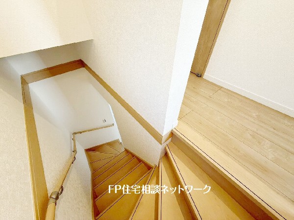 階段部分には自然の光を取り込むことの出来る、窓を配置しており明るい空間！お掃除の際には空気の換気などにも便利です。