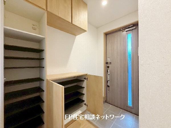 散らかりがちな玄関をスッキリと保てる玄関収納は、家の中に入る時一番最初に目に付く場所だからこだわりたい。落ち着いた色目が、室内のカラーやデザインと調和。