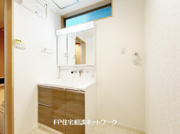 鏡の裏に収納棚を確保した三面鏡を採用。化粧品や歯ブラシなどを機能的に収納。また、三面鏡の本当の利点は三枚の鏡を合わせることで、頭の側面や背面が見れること。