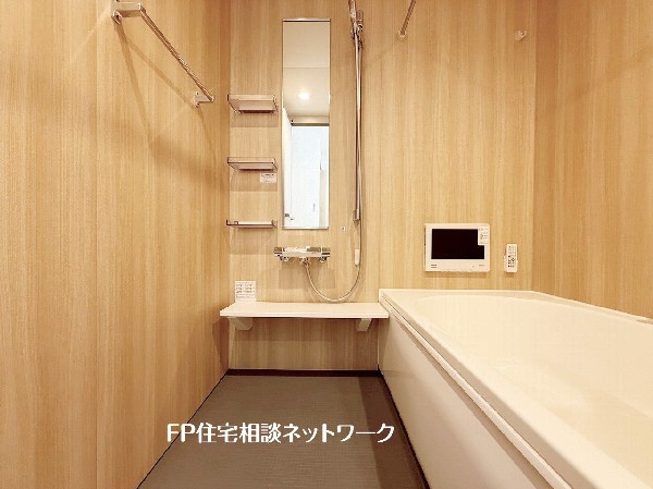 ゆったり入れる一坪バス。足を伸ばして入れるサイズは一日の疲れを癒すのに嬉しい広さ。お子様と一緒の入浴でも充分な広さです。