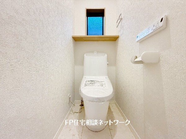 ウォシュレット、暖房便座機能付のトイレです。従来型に比べ節水効果があり、お手入れもしやすいので、家計も家事の負担も軽減してくれます。