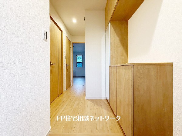 玄関ホールがスッキリ広々としていると帰る時も出ていく時も気持ちが良い。来客を出迎える玄関が綺麗ならその家の印象が良くなる。