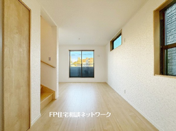 オープンな空間を生み出す、広がりとゆとり。家族と過ごす時間を大切にしたい方にぴったりのゆとりある住空間です。日差しがリビングの隅々までしっかりと届きます。