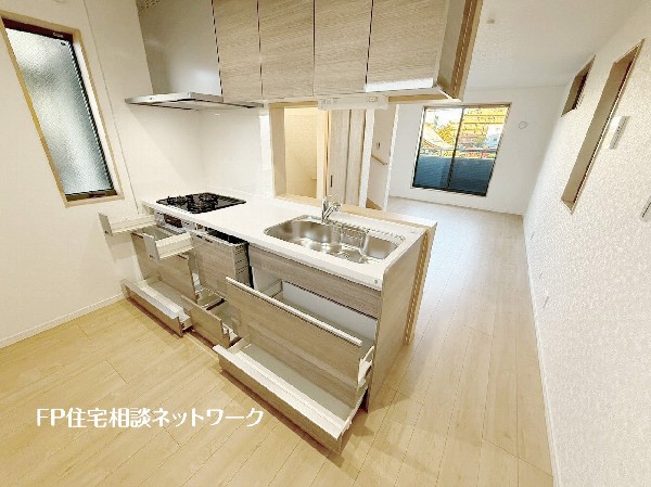 スライド収納付きのシステムキッチン。料理器具なども収納できて出し入れもスムーズ。収納量もたっぷりなので料理器具やストック調味料なども入れられる。