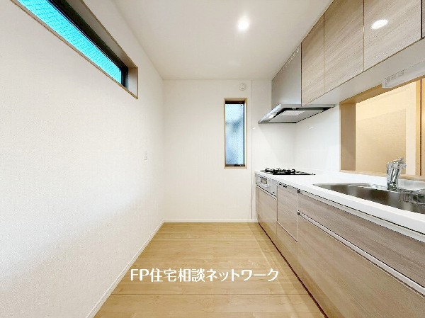 新しいキッチンは食事の支度も楽しく出来る。お手伝いをしてくれるお子様と並びながら準備や片付けが出来るキッチンは、ご家族のコミュニケーションを育む場として活躍します。