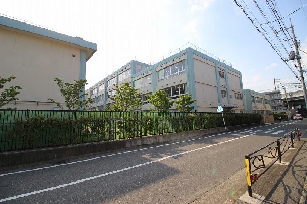 周辺環境:西中原中学校(生徒数が多い、有名な中学校です。1学年12クラスで全校生徒は1430人。公立中学校では日本一のマンモス校。)