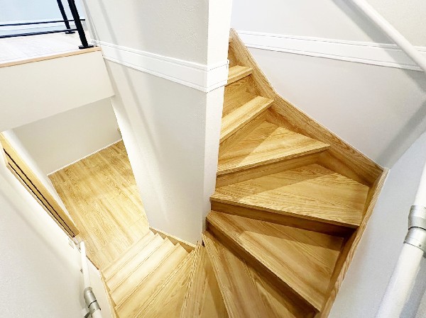 【階段】  類似同仕様、施工例のため分譲中の建物とは外壁、屋根開口部等の形状・仕様が異なります。