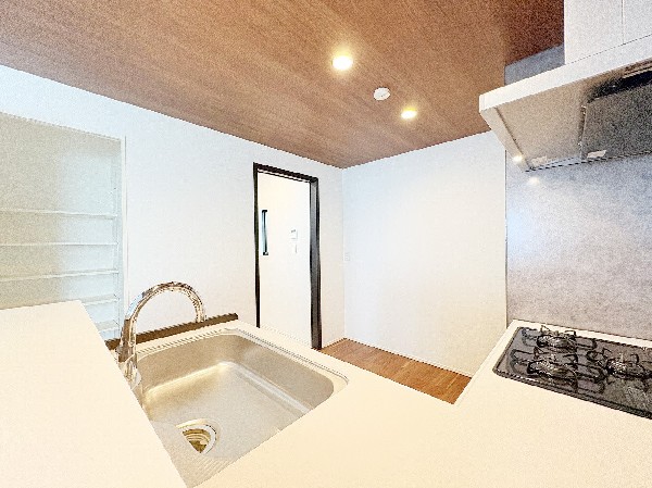 【キッチン】  類似同仕様、施工例のため分譲中の建物とは外壁、屋根開口部等の形状・仕様が異なります。