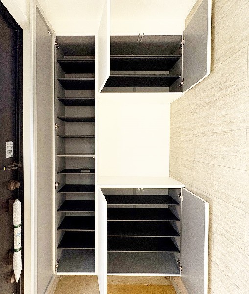 【シューズボックス】  類似同仕様、施工例のため分譲中の建物とは外壁、屋根開口部等の形状・仕様が異なります。