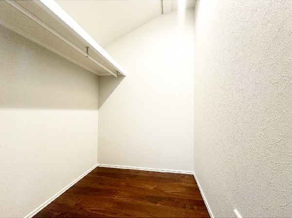 【ウオークインクローゼット】  類似同仕様、施工例のため分譲中の建物とは外壁、屋根開口部等の形状・仕様が異なります。