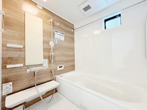 【浴室】  類似同仕様、施工例のため分譲中の建物とは外壁、屋根開口部等の形状・仕様が異なります。