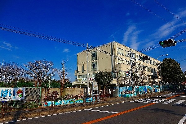 周辺環境:川崎市立宮崎小学校(お子様が一日の中でも長い時間を過ごす小学校。のびのびと過ごし、広い校庭で元気に駆け回ったり、どんどん成長していく姿が目に浮かびます。)