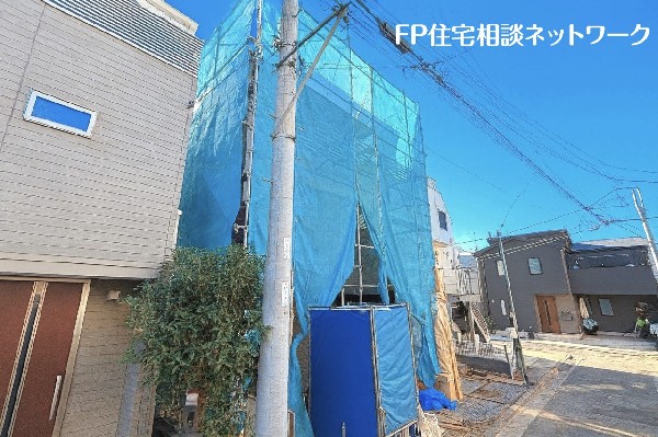 外観:四季を通じて自然と触れ合えるスポットが周辺には盛りだくさん！お散歩やジョギング、週末のご家族での遊びに最適です。目の前に広がる開放感とゆとり、暮らしの夢を育む理想の住まいがここにはあります。