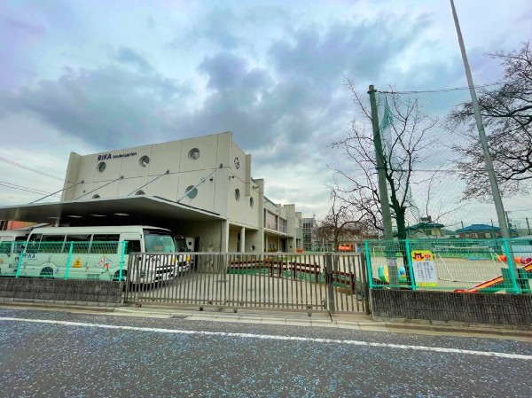 周辺環境:(350　梨花幼稚園　園舎・園庭から子供たちの元気な声が聞こえてきます。できることが増えていく、お子様の成長が楽しみです。)