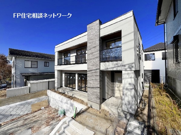 外観:土地面積191.61m2のゆとりの敷地は、ゲートシャッター付の並列2台のカースペースです。