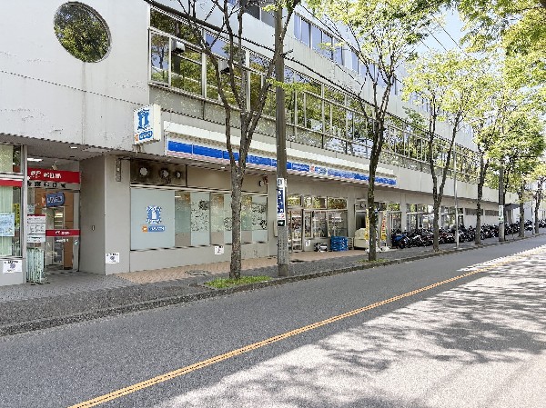 周辺環境:ローソンJPローソン青葉郵便局　  (「マチのほっとステーション」をスローガンに掲げる通り、忙しい日々に「ほっ」とするひとときをもたらします。)