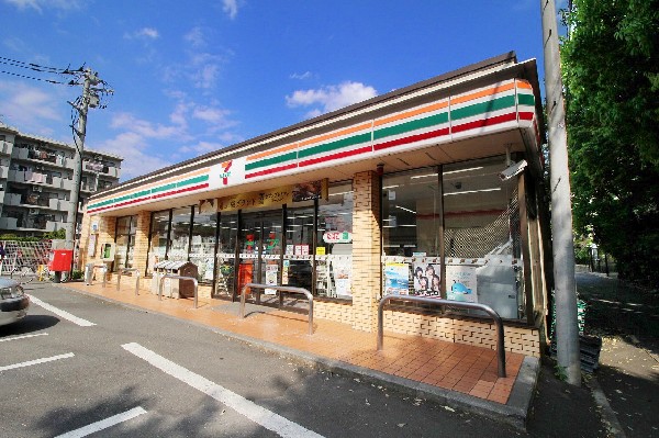 周辺環境:セブンイレブン蟹ケ谷北店(セブンミール、お弁当に定評のあるセブンイレブン、コンビニエンスの最大手ですね。)