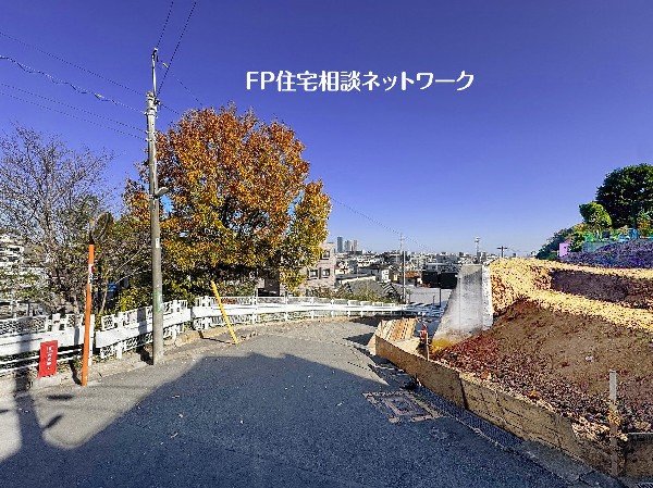 外観:西側の前面道路は幅員5ｍあり、車通りも少なく小さなお子様がいらっしゃるご家庭でも安心です。