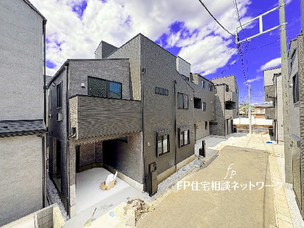 外観:【類似外観同仕様】施工例のため分譲中の建物とは外壁、屋根開口部等の形状・仕様が異なります。