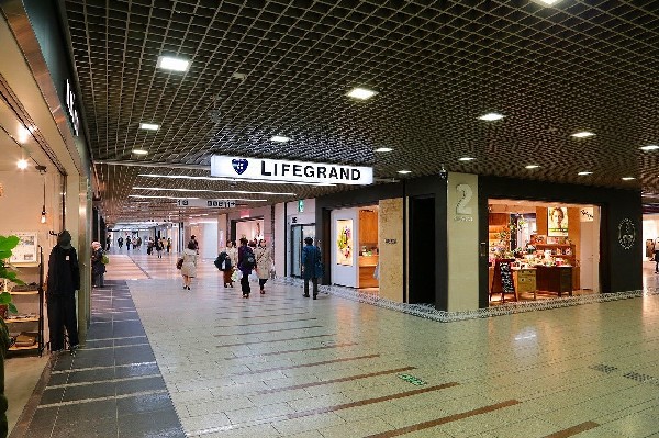 周辺環境:アゼリア（地下街）(「川崎」駅と京急本線「京急川崎」駅の間に広がる地下街。レストランやカフェ、ファッション等、雨の日でも安心の充実の地下街です。)