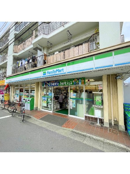 周辺環境:ファミリーマート小田本通り店(新作スイーツやキャラクターコラボ商品等新しい商品が続々登場。今日はどんな商品と出会えるか楽しみが増えそう。)