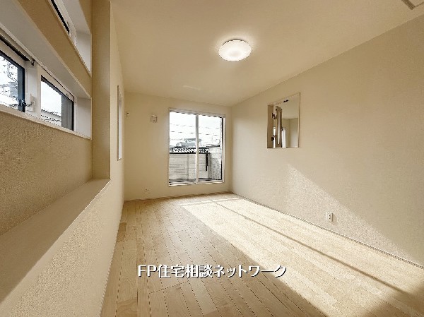 【洋室│7.9帖】ゆとりある7.9帖洋室は、大きな窓から明るい光が差し込む快適空間。主寝室としてはもちろん、収納家具も配置しやすい使い勝手の良いお部屋です。