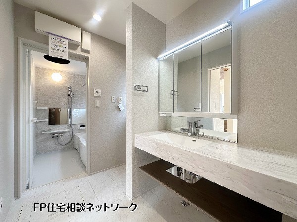 【洗面脱衣室】ホテルライクで高級感漂うワイドカウンターの洗面台。二人並んでもゆとりがあり、忙しい朝の支度もスムーズです。