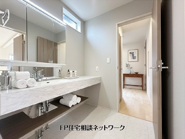 【洗面脱衣室】本画像はAIがCGで家具作成しており、実際の現地に家具は設置されておりません。また、販売価格に家具等は含まれておりません。