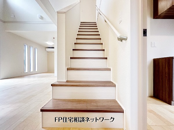 【リビングイン階段】明るく開放的なリビングに馴染む、洗練されたリビングイン階段。家族が自然に顔を合わせる設計で、日々のコミュニケーションが豊かに。白と木目を基調とした、清潔感あふれる心地よい住空間