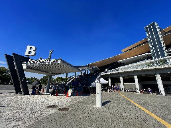 周辺環境:Uvanceとどろきスタジアム by Fujitsu(Jリーグの川崎フロンターレのホームスタジアムです。武蔵中原駅や武蔵小杉駅などからバスや徒歩でアクセスできます。)