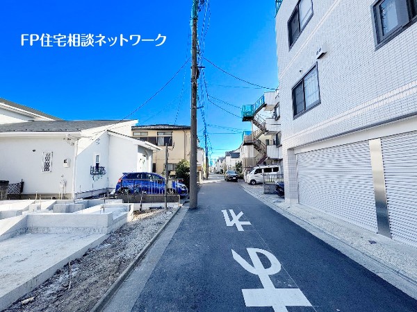 外観:前面道路は幅員6ｍあり、細い道を通らないので車の運転が苦手な方でも安心です。