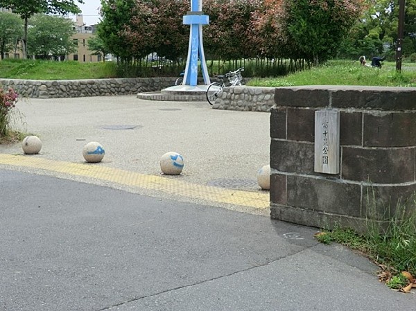 周辺環境:富士見公園　(5月のメーデー、11月の「川崎市民まつり」等の会場として利用され、毎年多くの人で賑わっています。)