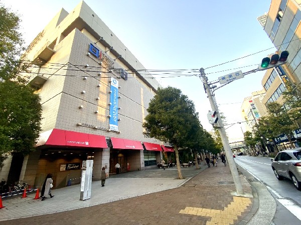 周辺環境:青葉台東急スクエア(「きょうも、あしたも、あさっても。」をテーマに地域のランドマークとして皆さまに毎日お越しいただける空間を創造していきます。 )