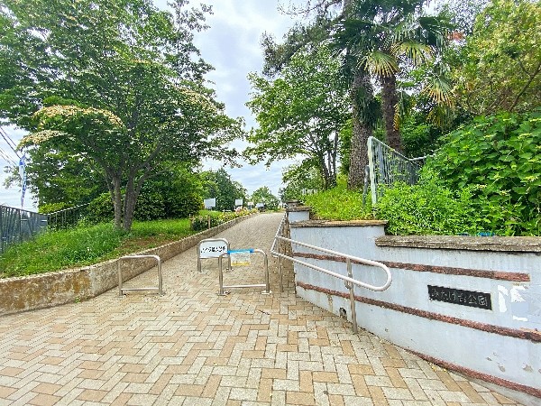 周辺環境:みたけ台公園(段差のある地形をそのまま活かして整備された公園で、高台になっている公園の端からは鶴見川の流れる風景を眺めることが出来ます。)