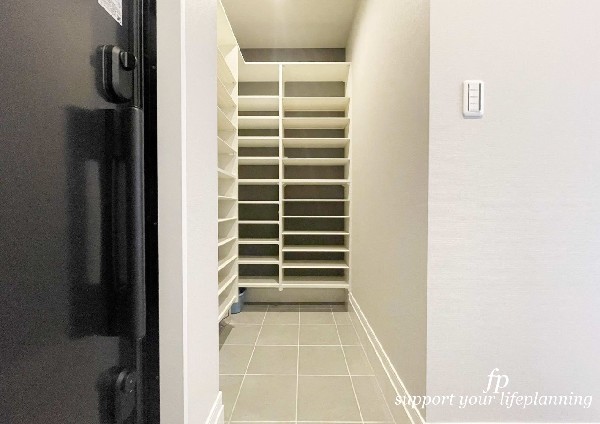 【プラン例　建物価格2200万円　建物面積100m2】大容量のシューズクローゼットが嬉しい住まい。靴はもちろん、ベビーカー、ゴルフバックなどまとめて収納できます。