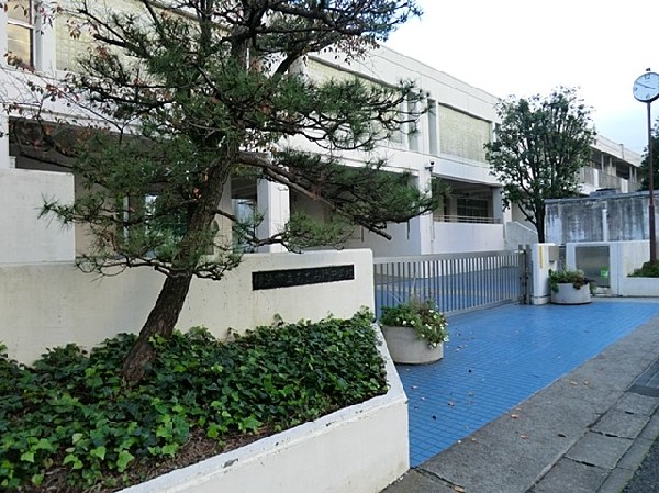 周辺環境:あざみ野中学校　(小学校よりもより長い時間を過ごす中学校。ここで過ごす時間はお子様にとって大切な思い出となるはずです。)