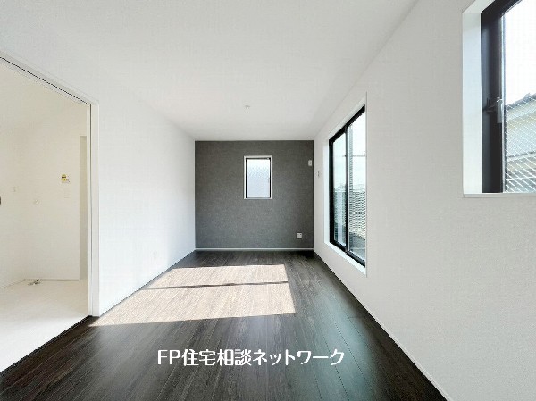 落ち着きあるアクセントクロスです。明るすぎない、落ち着きと安らぎを感じさせる雰囲気になっています。