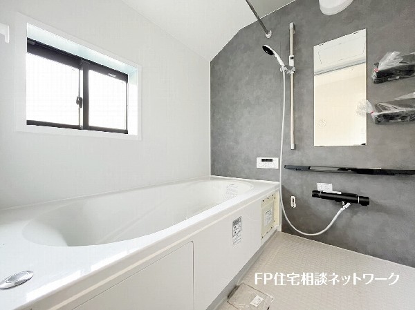 ゆったり入れる一坪バス。足を伸ばして入れるサイズは一日の疲れを癒すのに嬉しい広さ。お子様と一緒の入浴でも充分な広さです。