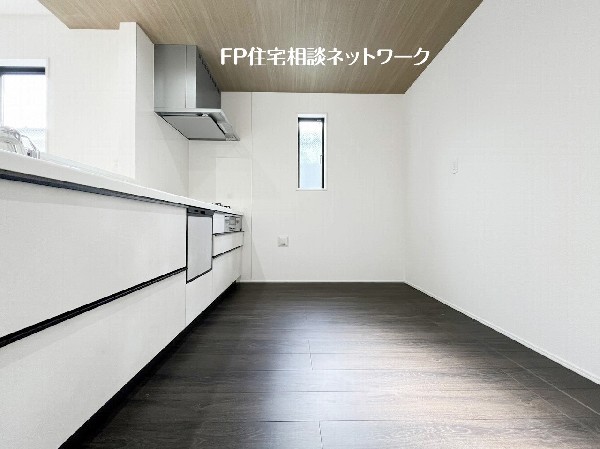 新しいキッチンは食事の支度も楽しく出来る。お手伝いをしてくれるお子様と並びながら準備や片付けが出来るキッチンは、ご家族のコミュニケーションを育む場として活躍します。