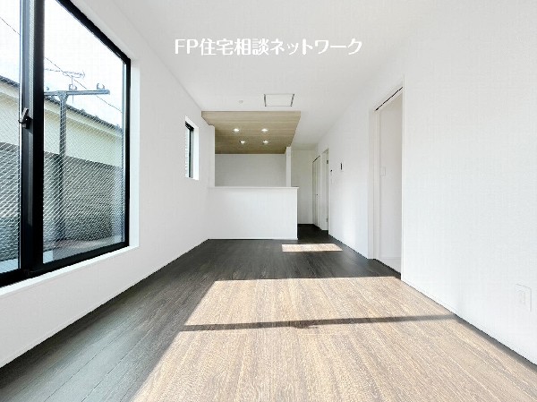 想像以上の質感が訪れる者の心を離さない。フローリング素材、窓の配置、壁面タイル、カラーバランス、どれをとってもワンランク上の仕上がり。